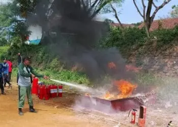 Puluhan Linmas di Kabupaten Pandeglang, dilatih tekhnik memadamkan api, Selasa (8/8/2023). (FAHRIE/SATELITNEWS.COM)