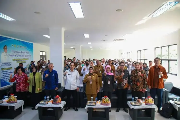 Pj Sekda Banten Virgojanti, hadiri acara penerimaan mahasiswa Untirta yang akan menjalani pendidikan profesi, di RSUD Banten, Selasa (8/8/2023). (LUTHFI/SATELITNEWS.COM)