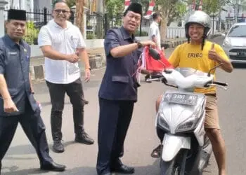 Peringati HUT RI, Setwan Pandeglang dan Jajarannya Bagikan Bendera ke Pengendara