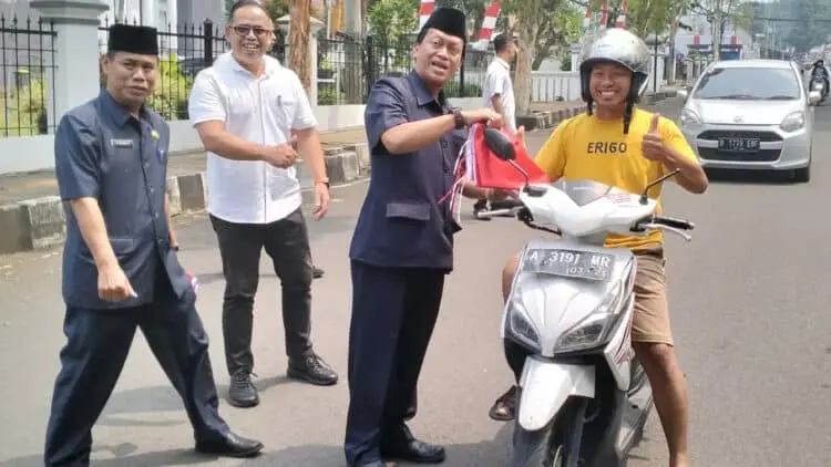 Peringati HUT RI, Setwan Pandeglang dan Jajarannya Bagikan Bendera ke Pengendara