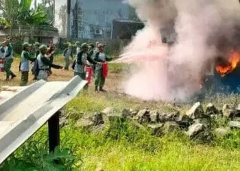 Sejumlah anggota Linmas, dilatih Kepemadaman, saat terjadi musibah kebakaran. (ISTIMEWA)