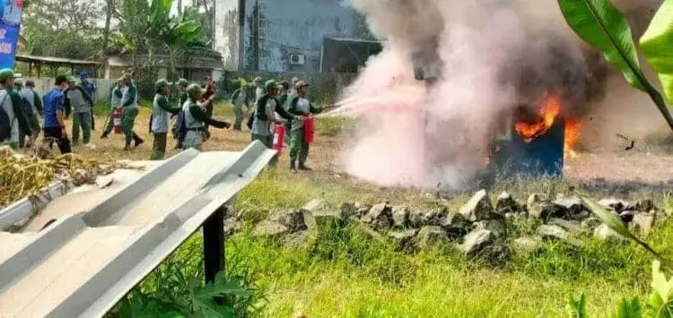 Sejumlah anggota Linmas, dilatih Kepemadaman, saat terjadi musibah kebakaran. (ISTIMEWA)