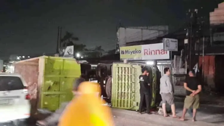 Diduga Mabuk, Sopir Truk Tanah Tabrak Lari Sepeda Motor di Cikupa