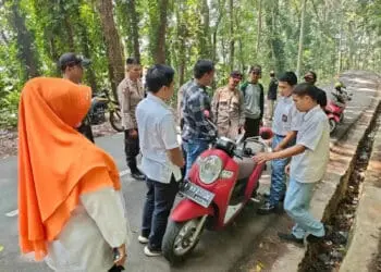 Petugas gabungan di Pandeglang, sweeping lokasi yang diduga tempat bolos dan nongkrong para pelajar, Kamis (24/8/2023). (FAHRIE/SATELITNEWS.COM)