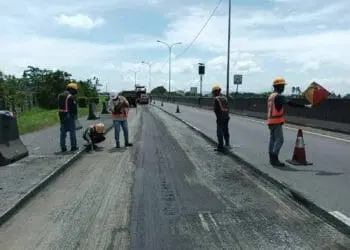 Sejumlah titik di ruas Jalan Tol Tangerang - Merak, dalam perbaikan, Kamis (24/8/2023). (LUTHFIE/SATELITNEWS.COM)