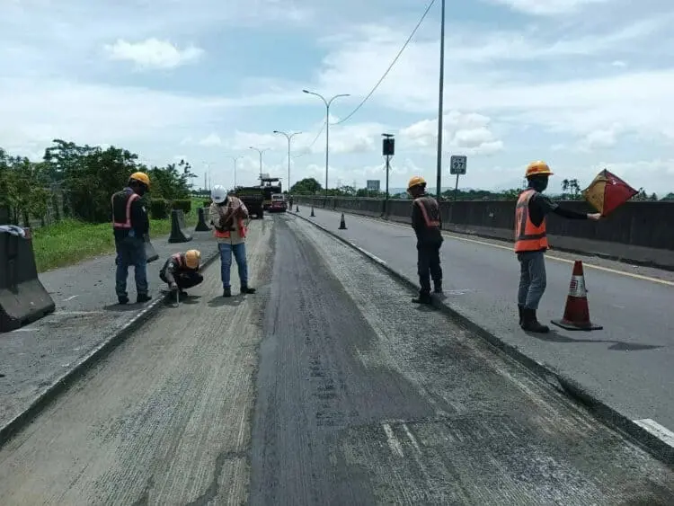 Sejumlah titik di ruas Jalan Tol Tangerang - Merak, dalam perbaikan, Kamis (24/8/2023). (LUTHFIE/SATELITNEWS.COM)