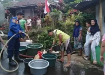Penyaluran bantuan air bersih kepada warga terdampak kemarau panjang, dan alami krisis air bersih. (ISTIMEWA)