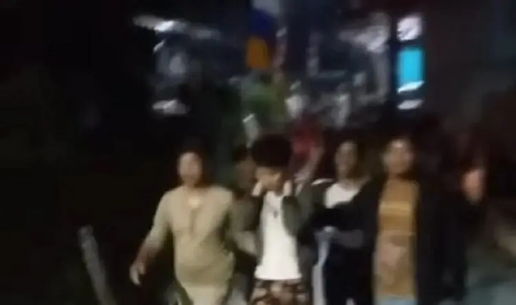 Gangster Acungkan Senjata Tajam Masuk Permukiman Bikin Resah Warga Ciputat