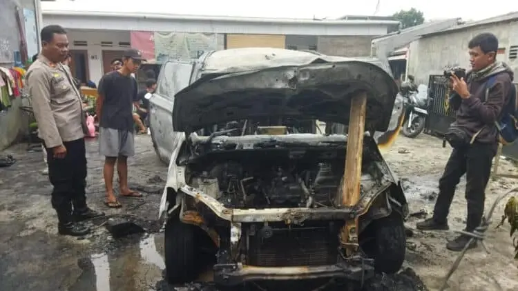Mobil Pengantar Paket Lazada Terbakar di Ciputat Timur