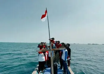 Keren! F-PTK Banten dan Sejumlah Pegiat Pelestari Terumbu Karang Gelar Penghormatan Bendera Merah Putih Diatas Perahu
