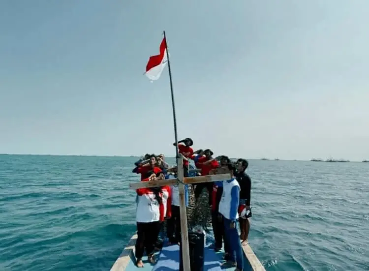 Keren! F-PTK Banten dan Sejumlah Pegiat Pelestari Terumbu Karang Gelar Penghormatan Bendera Merah Putih Diatas Perahu