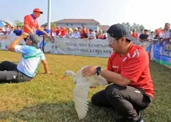 Wali kota Tangerang Ikuti Lomba Tangkap Bebek Hingga Balap Karung