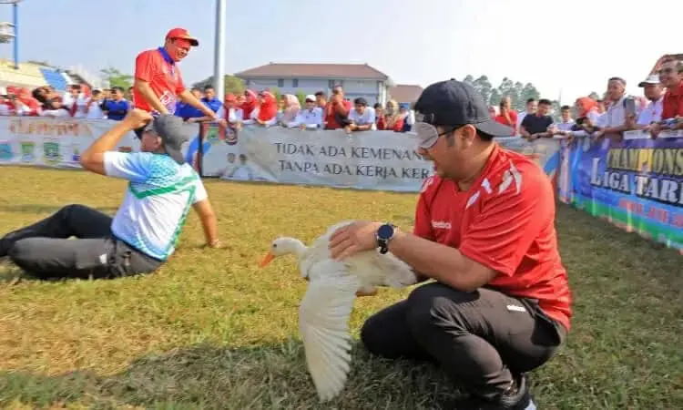 Wali kota Tangerang Ikuti Lomba Tangkap Bebek Hingga Balap Karung