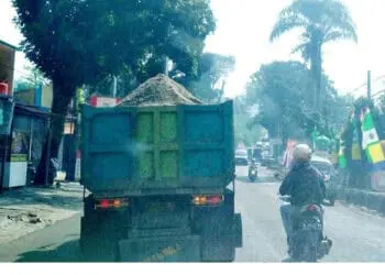 Pengendara Motor Keluhkan Truk Bermuatan Pasir Masuk Jalur Protokol Pandeglang