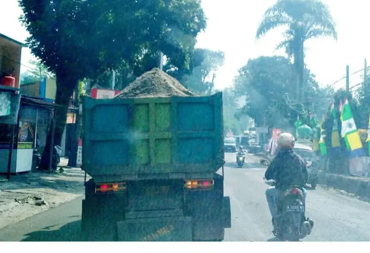 Pengendara Motor Keluhkan Truk Bermuatan Pasir Masuk Jalur Protokol Pandeglang