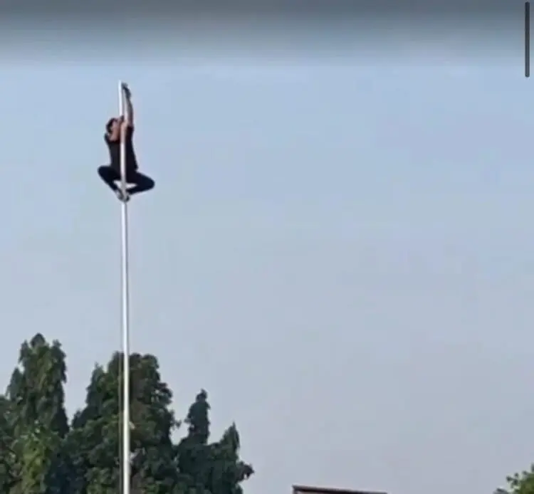 Tali Bendera Putus, Petugas Soundsystem Panjat Tiang saat Upacara 17 Agustus di Ciputat Timur