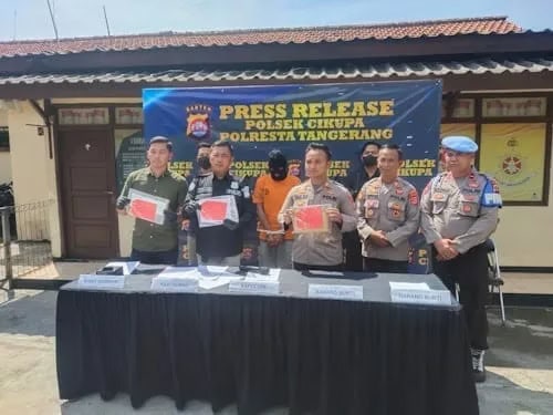 KONFERENSI PERS: Polsek Cikupa saat menggelar konferensi pers ungkap kasus pencurian Hp, kemarin. (ISTIMEWA)