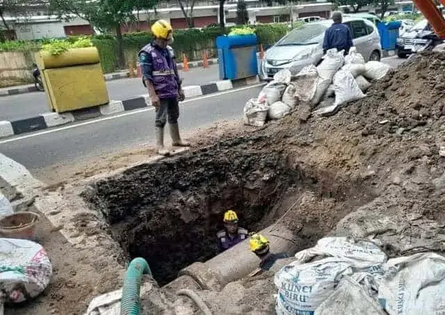 Waspada Melintas di Jalan Perintis Kemerdekaan Cikokol, Ada Pembongkaran Pipa PDAM Waspada Melintas di Jalan Perintis Kemerdekaan Cikokol, Ada Pembongkaran Pipa PDAM
