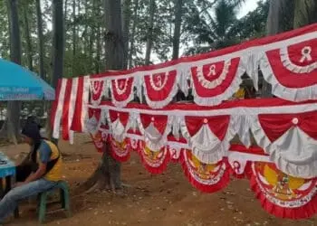 Kalah Bersaing dengan Penjual Daring, Pedagang Bendera Pinggir Jalan Sepi Pembeli