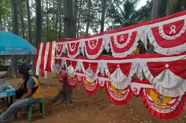 Kalah Bersaing dengan Penjual Daring, Pedagang Bendera Pinggir Jalan Sepi Pembeli