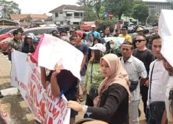 Omzet Turun Drastis, PKL Demo Tolak Penutupan Sebidang Jalan Menuju Pasar Rangkasbitung