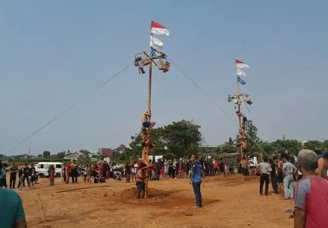 Kocak, Bapak-bapak di Cipondoh Main Bola Air Pakai Daster