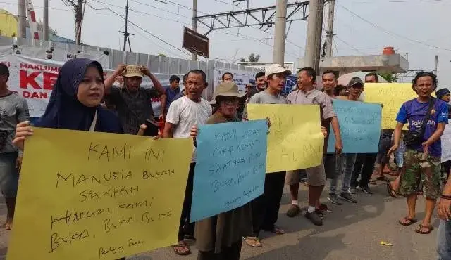 Abaikan Protes PKL, Penutupan Akses Jalan Menuju Stasiun Rangkasbitung Berlanjut