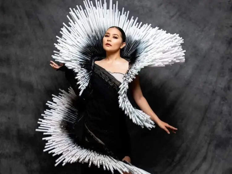 Prilly Latuconsina Pakai Kostum dari Sedotan di Jember Fashion Carnaval