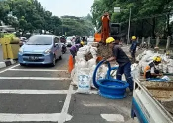 Waspada Melintas di Jalan Perintis Kemerdekaan Cikokol, Ada Pembongkaran Pipa PDAM