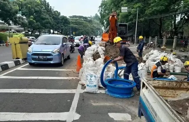 Waspada Melintas di Jalan Perintis Kemerdekaan Cikokol, Ada Pembongkaran Pipa PDAM