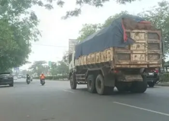 Bandel, Truk Tanah Masih Melintas Siang Hari di Kota Tangerang