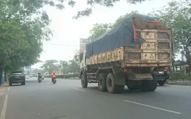 Bandel, Truk Tanah Masih Melintas Siang Hari di Kota Tangerang