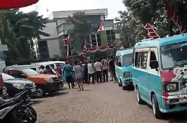 Jalanan Macet Dipicu Antrean Truk Sampah, Sopir Angkot Protes ke DLH Kota Tangerang