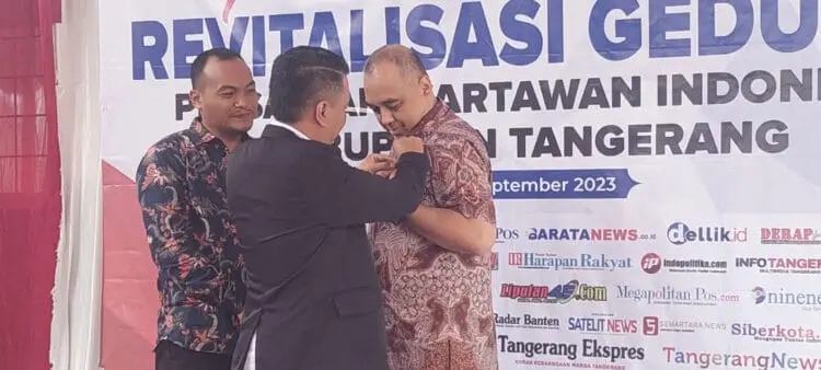 Jelang Akhir Jabatan, Bupati Tangerang Dianugerahi Pin Emas PWI