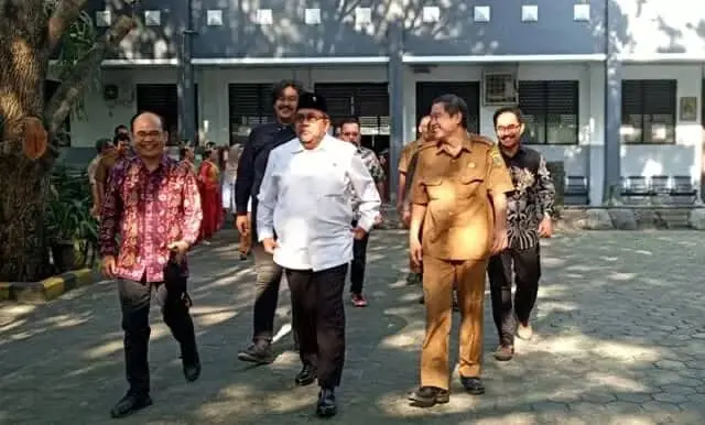 Serahkan Piala Perbasi Cup di SMAN 2 Kota Tangerang, Rano Karno Bernostalgia Jadi Pembina Apel