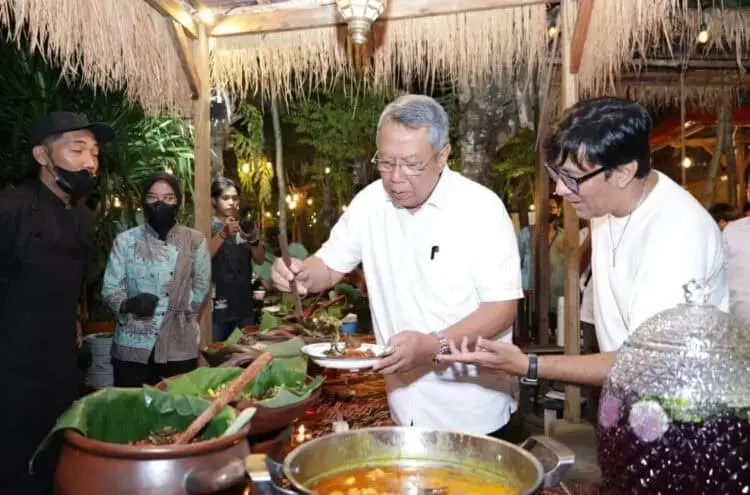 Andre Taulany Buka Warung Kondre di Ciputat
