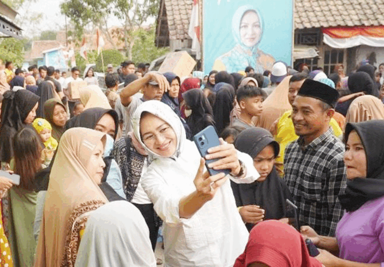 Bertemu Warga Lebak, Airin Dihadiahi Puisi, Begini Isinya