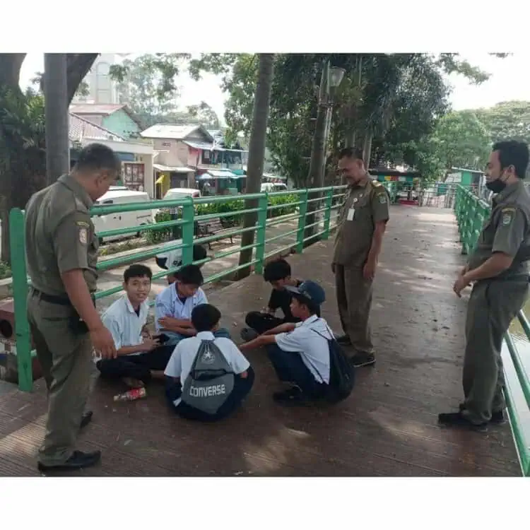 Cegah Tawuran, Satpol PP Kota Tangerang Tertibkan Siswa Bergerombol di Jam Pulang Sekolah