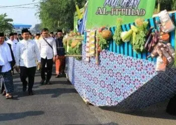 Masyarakat Tangerang Ngarak Perahu Muludan Masjid Agung Al-Ittihad