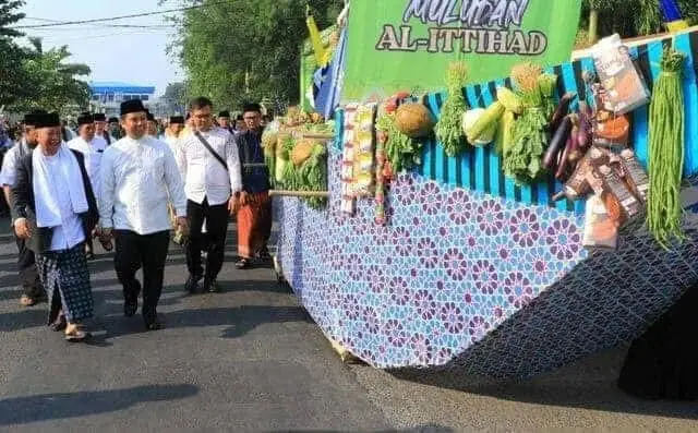 Masyarakat Tangerang Ngarak Perahu Muludan Masjid Agung Al-Ittihad