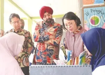 Kunjungi Desa Serdang Kulon, Menkes Budi Tampak Happy