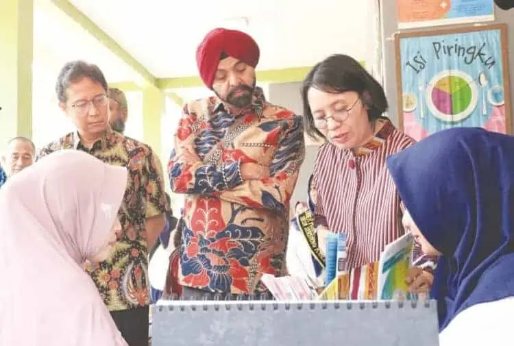 Kunjungi Desa Serdang Kulon, Menkes Budi Tampak Happy