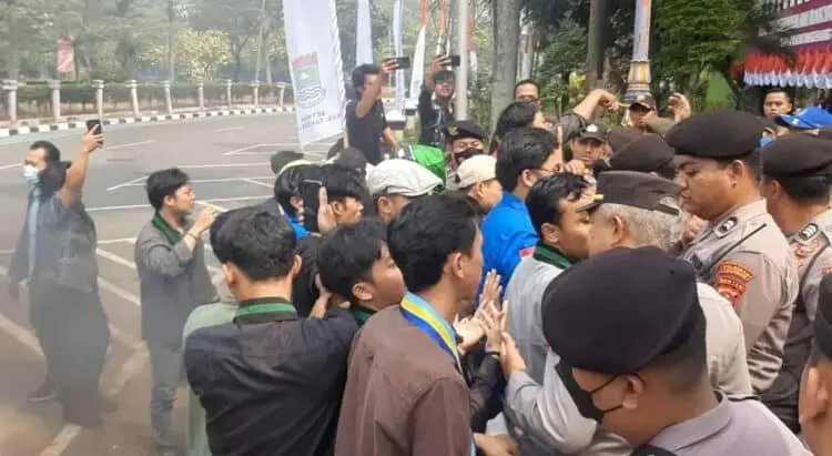 SALING DORONG: Aktivis mahasiswa yang tergabung dalam organisasi Himpunan Mahasiswa Islam (HMI) dan Pergerakan 
Mahasiswa Islam Indonesia (PMII) melakukan aksi unjuk rasa di depan Gedung DPRD Kabupaten Tangerang, Ka￾mis (31/8). Mereka menuntut 
transparansi terkait pengusulan Penjabat Bupati Tangerang. Demonstrasi itu diwarnai saling dorong antara pengunjukrasa dengan petugas keamanan serta aksi bakar ban. (ALFIAN HERIANTO/SATELIT NEWS)