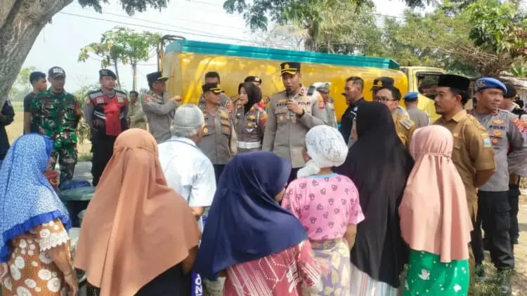 Polres Serang Salurkan Tiga Tanki Air Bersih ke Kecamatan Carenang