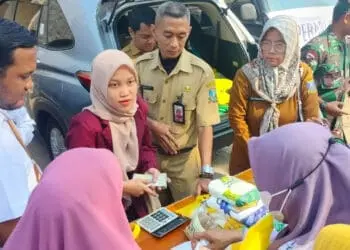 Satu Jam, 1 Ton Beras Ludes Diserbu Ibu - ibu Saat OP di Petir Kabupaten Serang