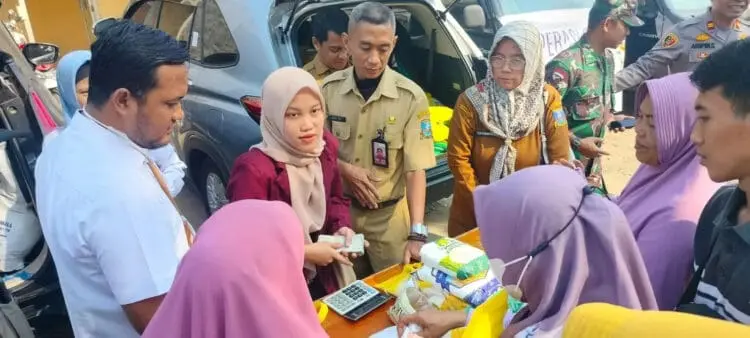 Satu Jam, 1 Ton Beras Ludes Diserbu Ibu - ibu Saat OP di Petir Kabupaten Serang