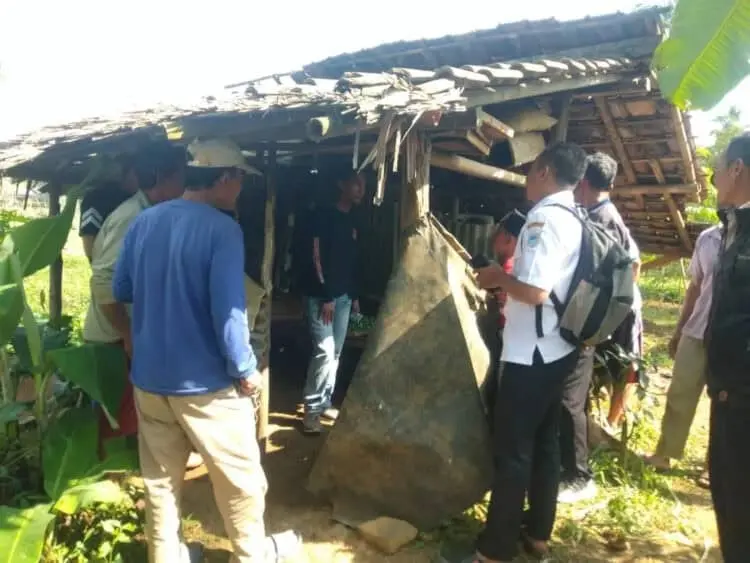 Ada Kain Mencurigakan Disebuah Saung, Pas Dibuka Ternyata Sesosok Bayi