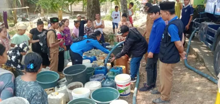 Warga Kecamatan Sindangresmi, antre air bersih akibat terdampak kemarau panjang, beberapa waktu lalu. (DOKUMEN/SATELITNEWS.COM)