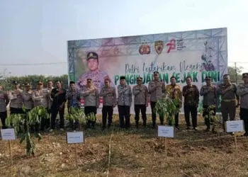 Polres dan jajaran Muspida Kabupaten Serang, tanam pohon di Puspemkab, Kamis (7/9/2023). (SIDIK/SATELITNEWS.COM)