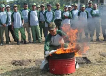 Ratusan Linmas di Sukaresmi Dikumpulkan, BPBDPK Pandeglang Beri Pelatihan Damkar